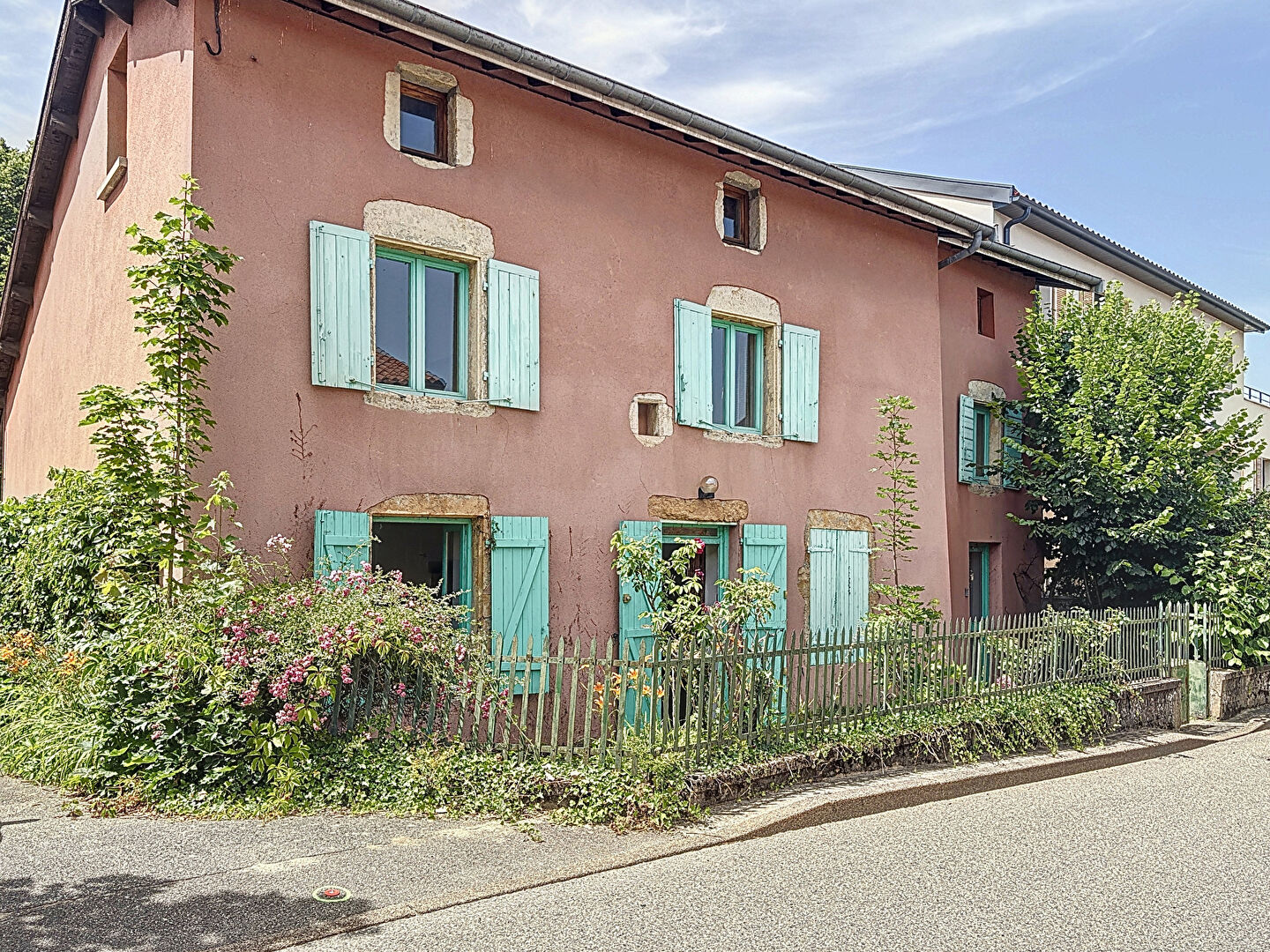 Maison de 280 m² et 170 m² de dépendances à rénover
