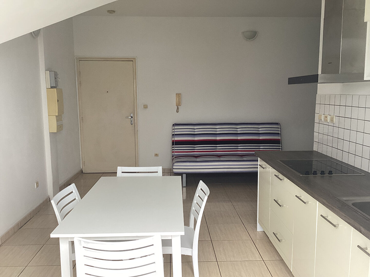 Le tampon spacieux studio meubl