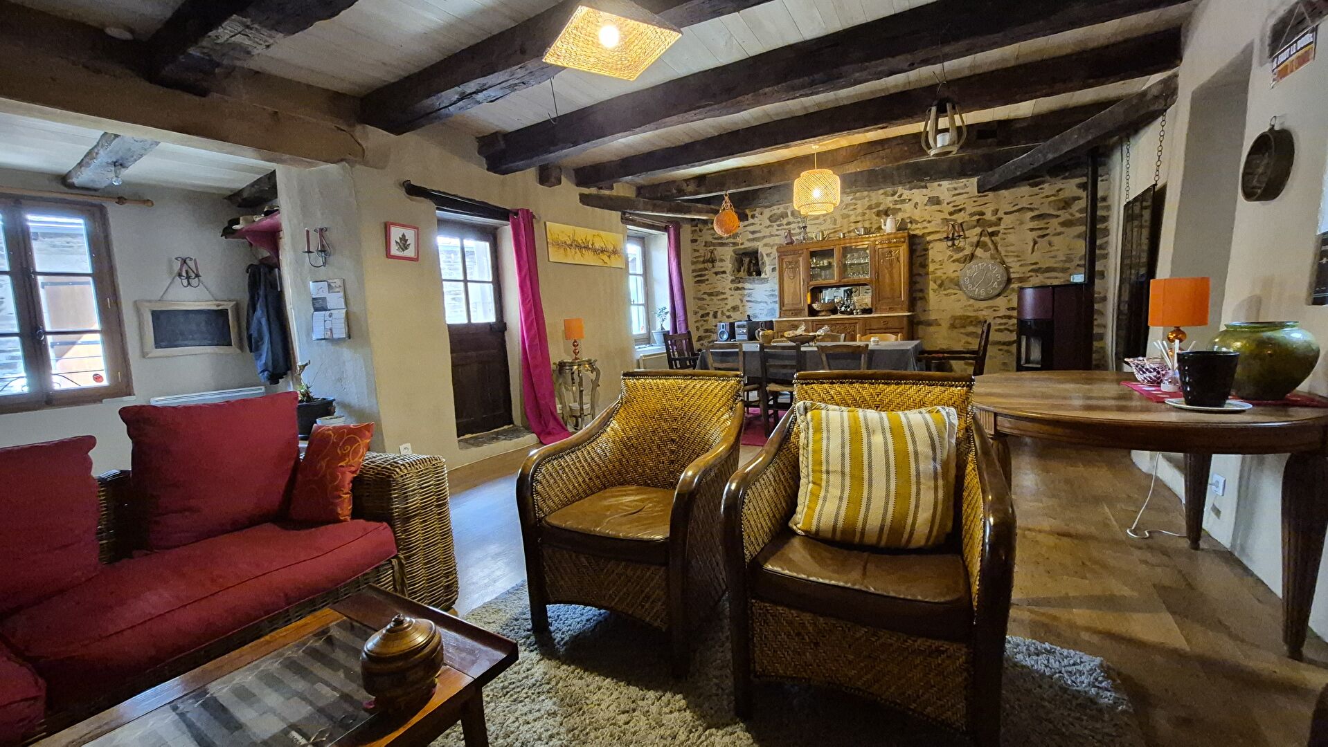 Maison de Type 3, rénovée, coeur de village à  ESTAING