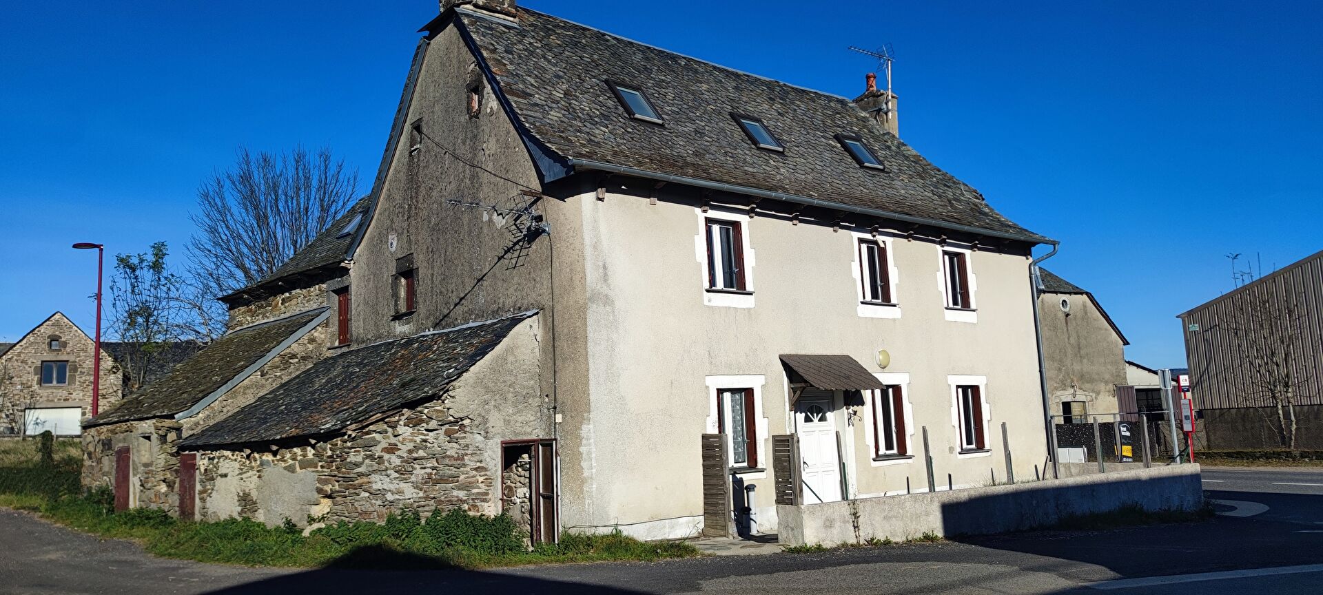 Ensemble de deux maisons, garage, terrasse et jardin
