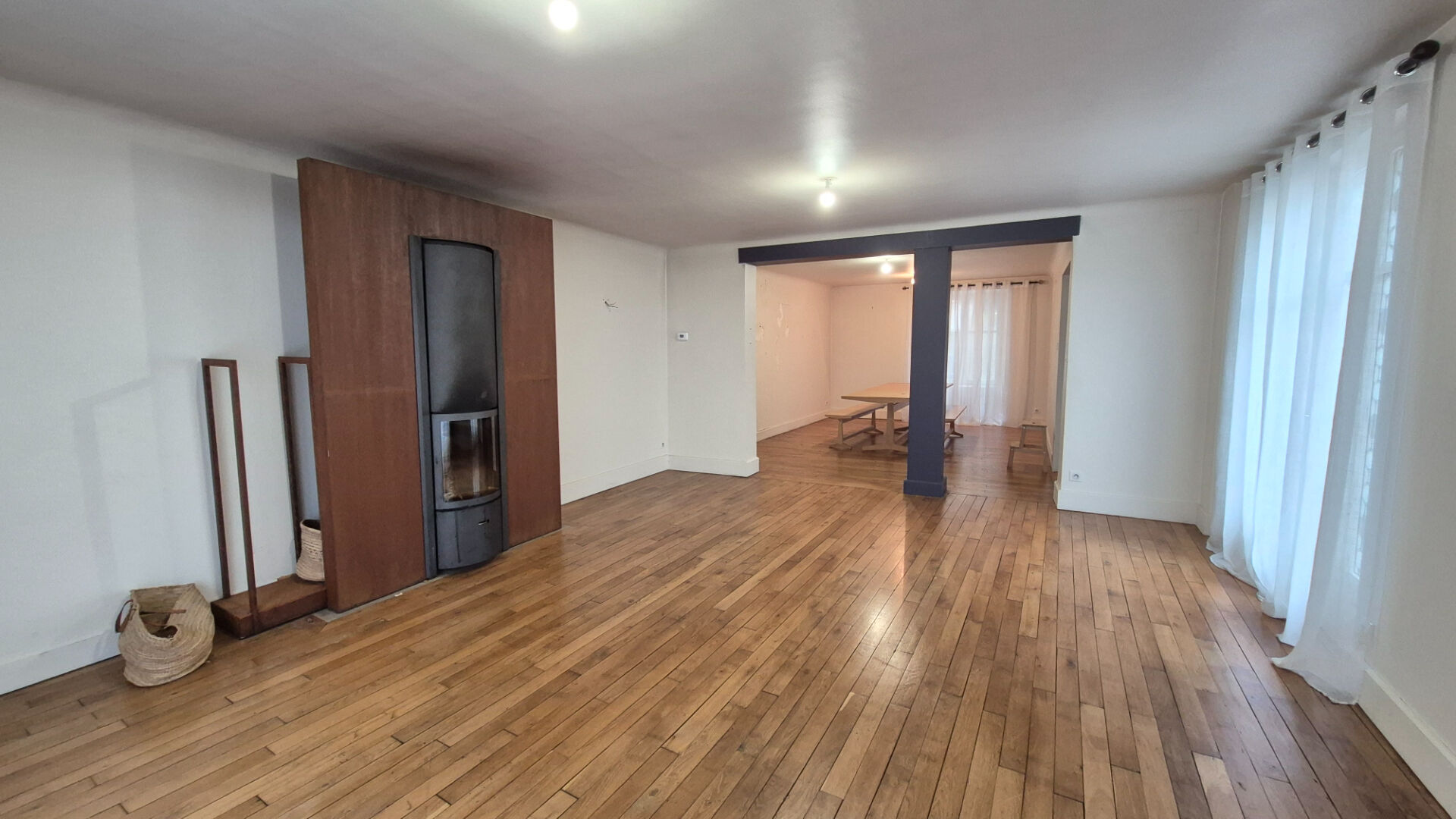 ENTRAYGUES SUR TRUYERE, maison en coeur de village, garage, entièrement rénovée