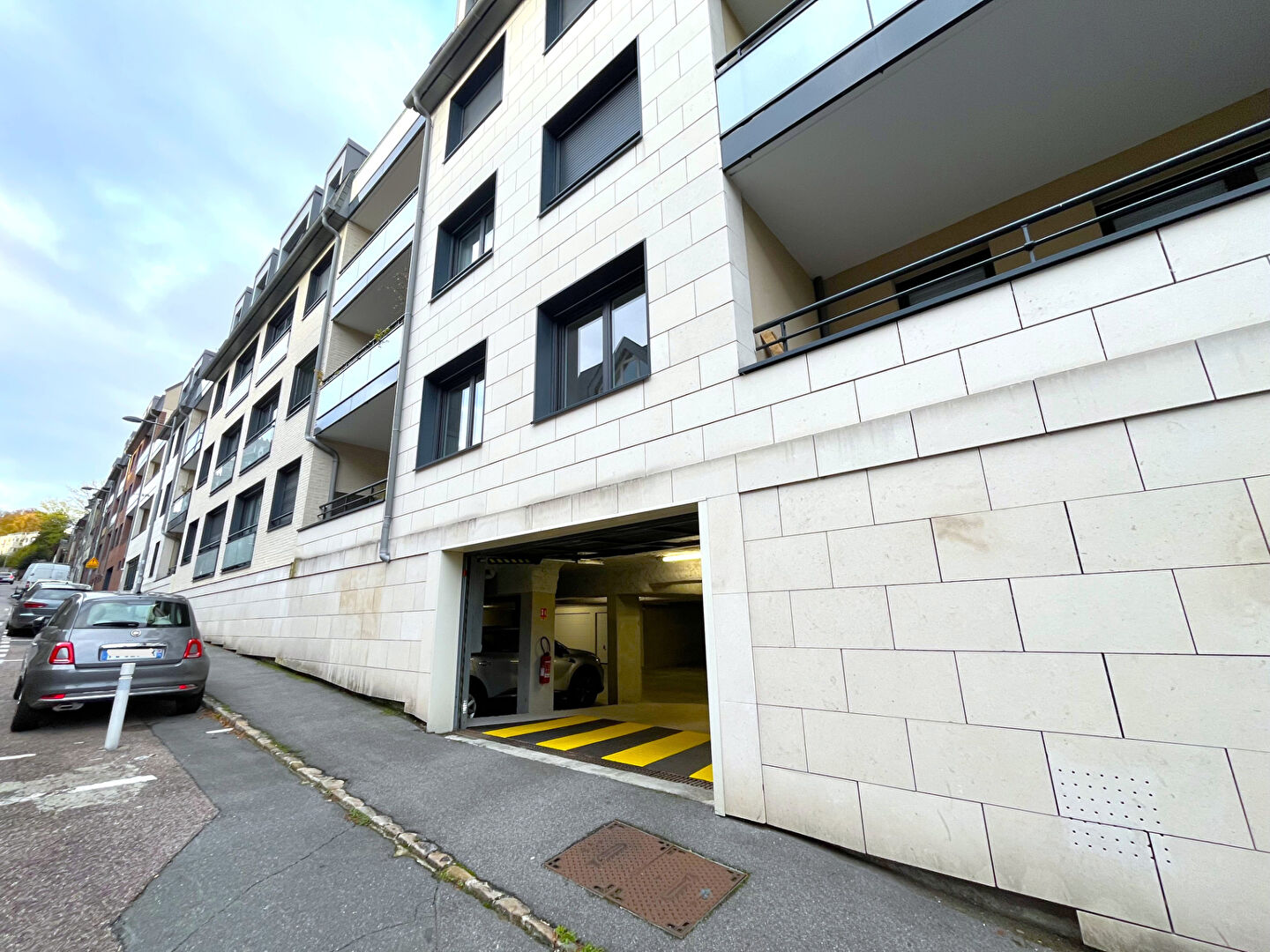 Photo Place de parking sécurisée - Idéalement située à 3min à pied de la Gare de Rouen image 1/2
