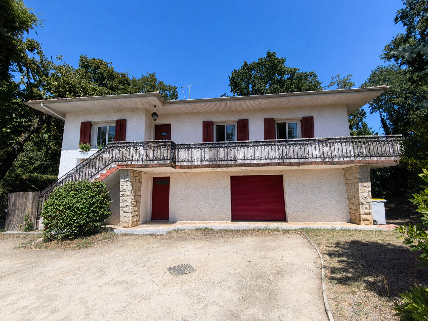 Maison de rapport locatif 7% brut avec un T4 et un local  Saint Pierre Du Mont