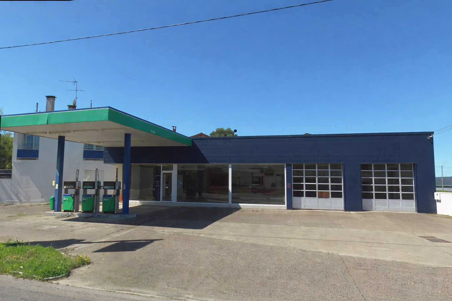 Garage professionnel de mécanique et carrosserie avec maison d'habitation