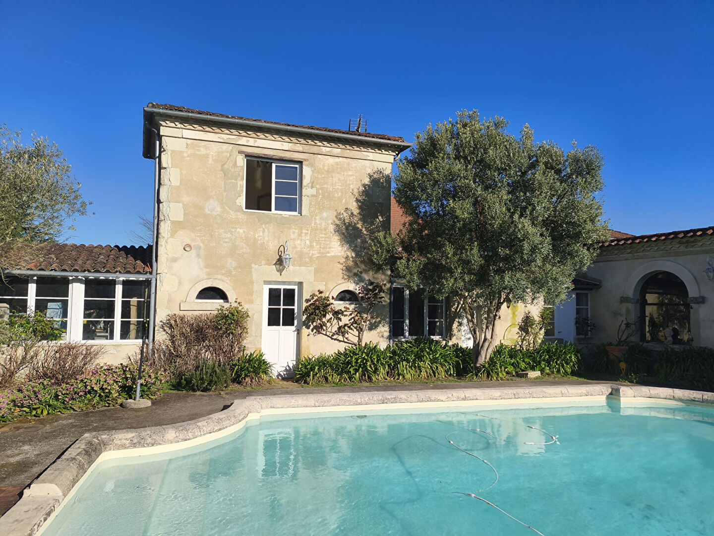 Maison T2 transformable en T3 dans un domaine privé avec piscine et parking au centre de SAINT SEVER