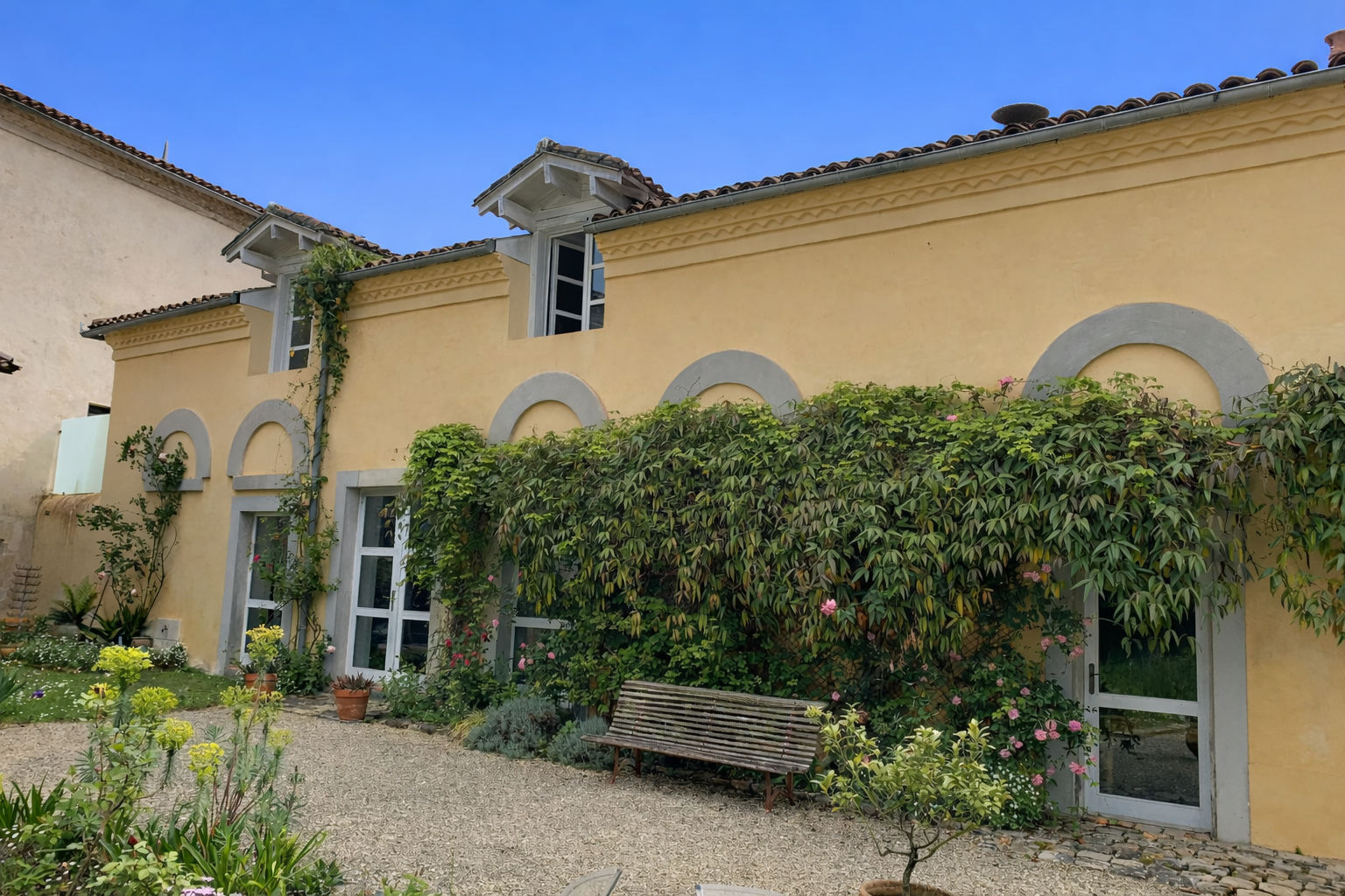 Belle maison familiale de caractère  dans un domaine privé avec piscine , jardin et parking à SAINT SEVER