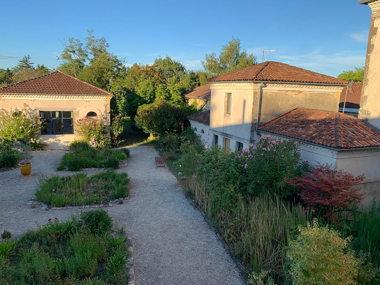 Belle maison familiale de caractère  dans un domaine privé avec piscine , jardin et parking à SAINT SEVER