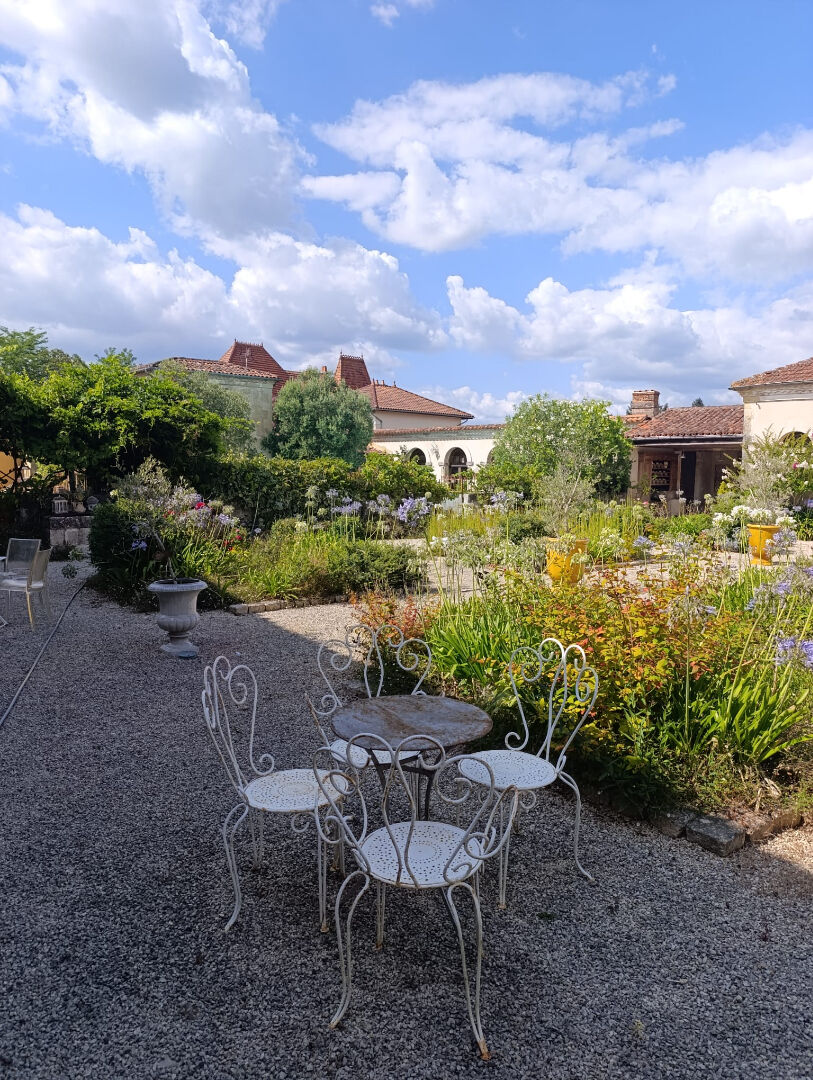 Belle maison familiale de caractère  dans un domaine privé avec piscine , jardin et parking à SAINT SEVER