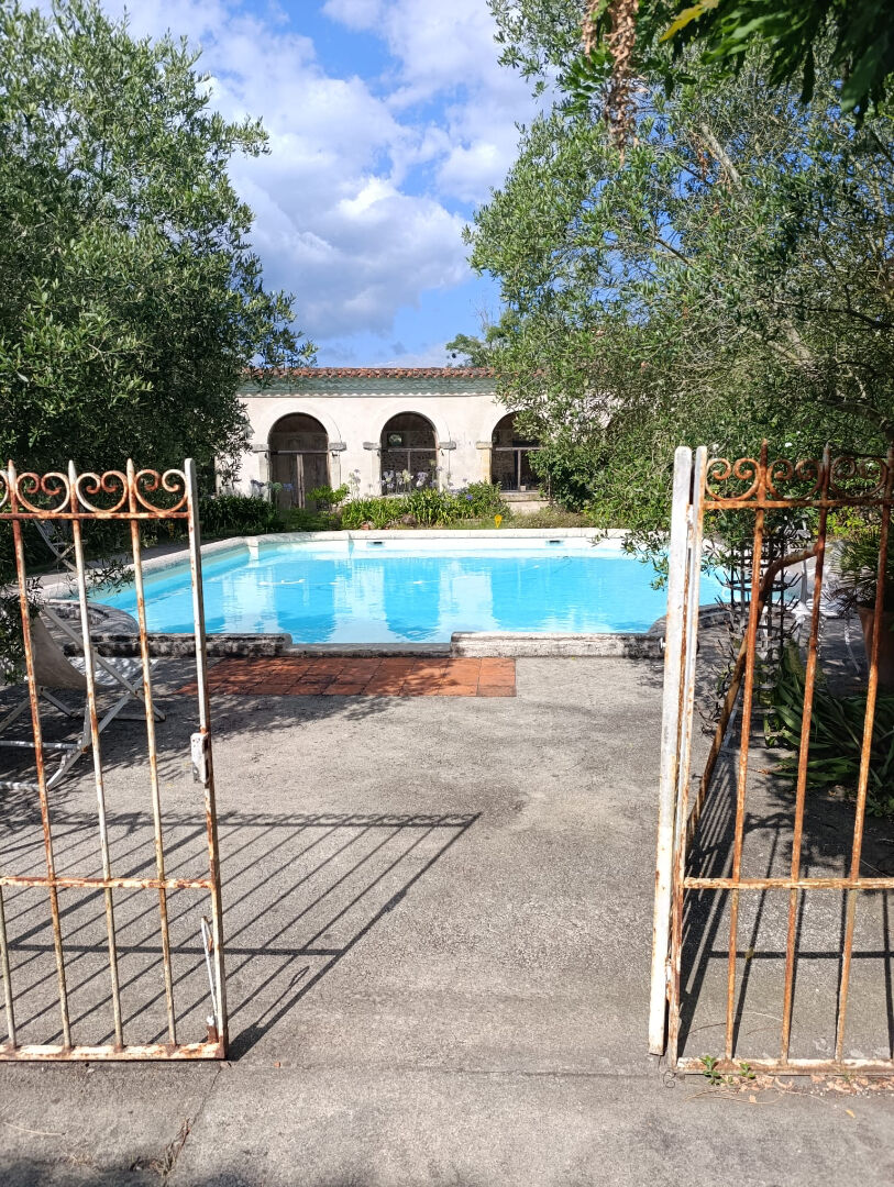 Belle maison familiale de caractère  dans un domaine privé avec piscine , jardin et parking à SAINT SEVER