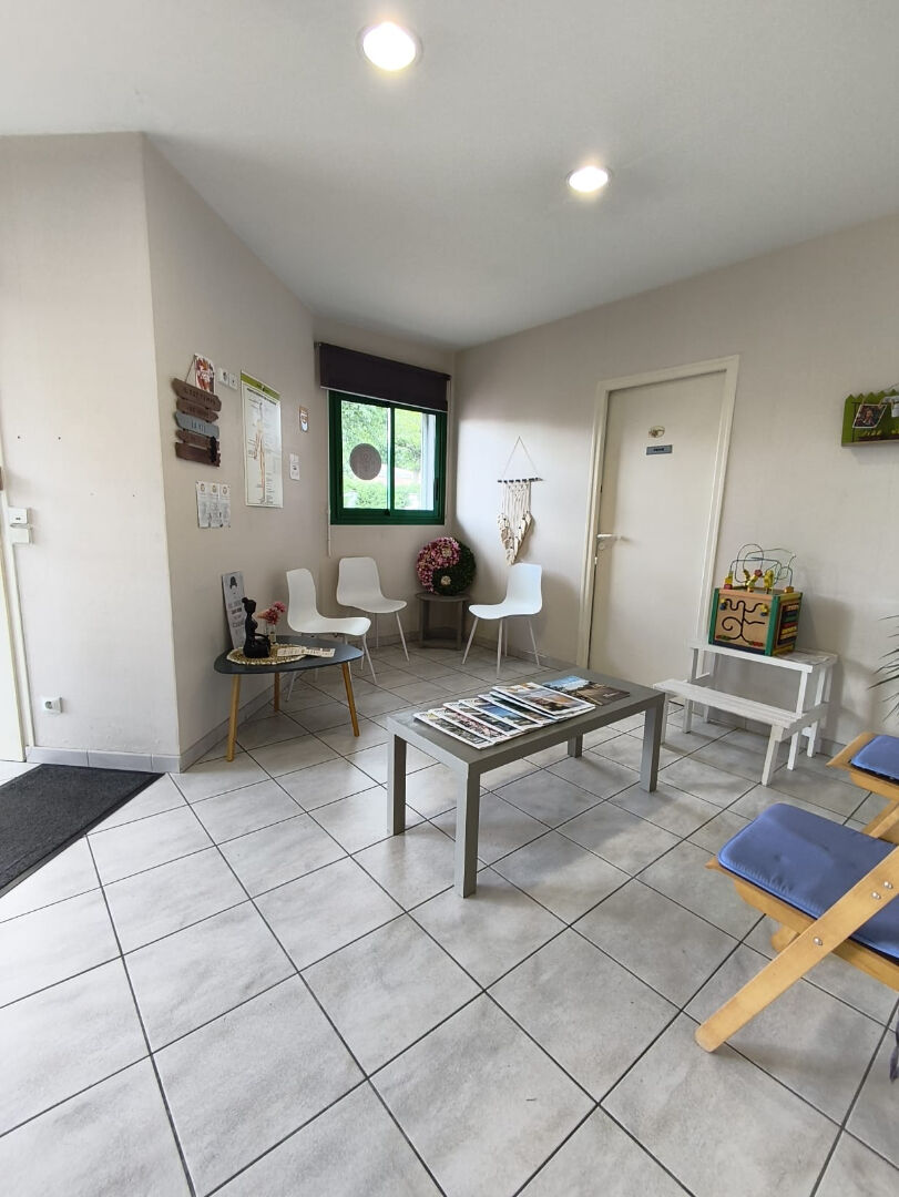 Local professionnel avec parking, entrée indépendante et salle d'attente