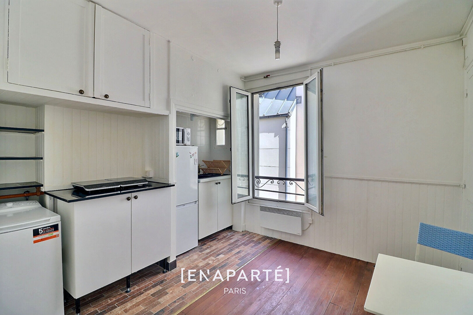 Photo Vente / 75018 / Rue de Chartres - Goutte d'Or / 2 Pièces / Dernier étage / Calme absolu image 1/6
