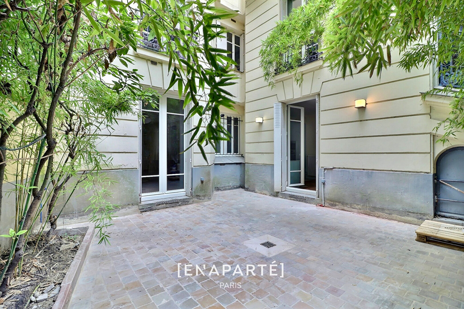 A louer / 75008 / Rue Cambacérès -  Faubourg Saint-Honoré - Élysée / 4 Pièces /  Grande terrasse - Charme de l'ancien - Au calme absolu