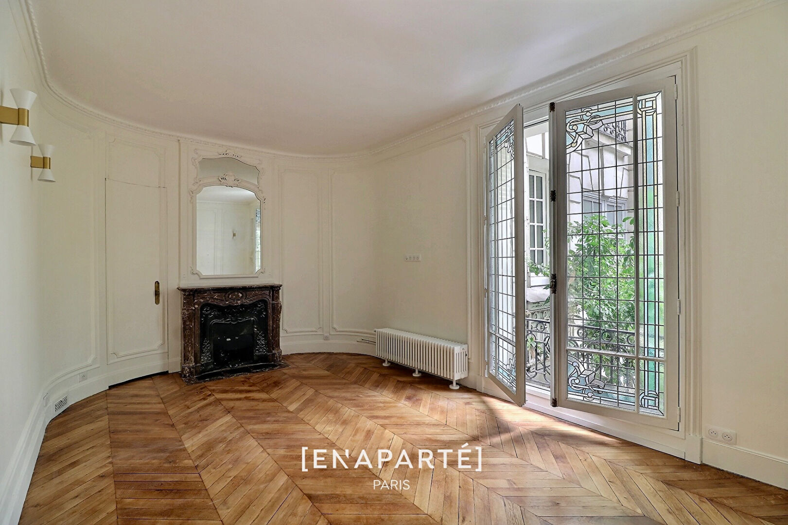 Photo A louer / 75008 / Rue Cambacérès -  Faubourg Saint-Honoré - Élysée / 4 Pièces /  Grande terrasse - Charme de l'ancien - Au calme absolu image 2/6