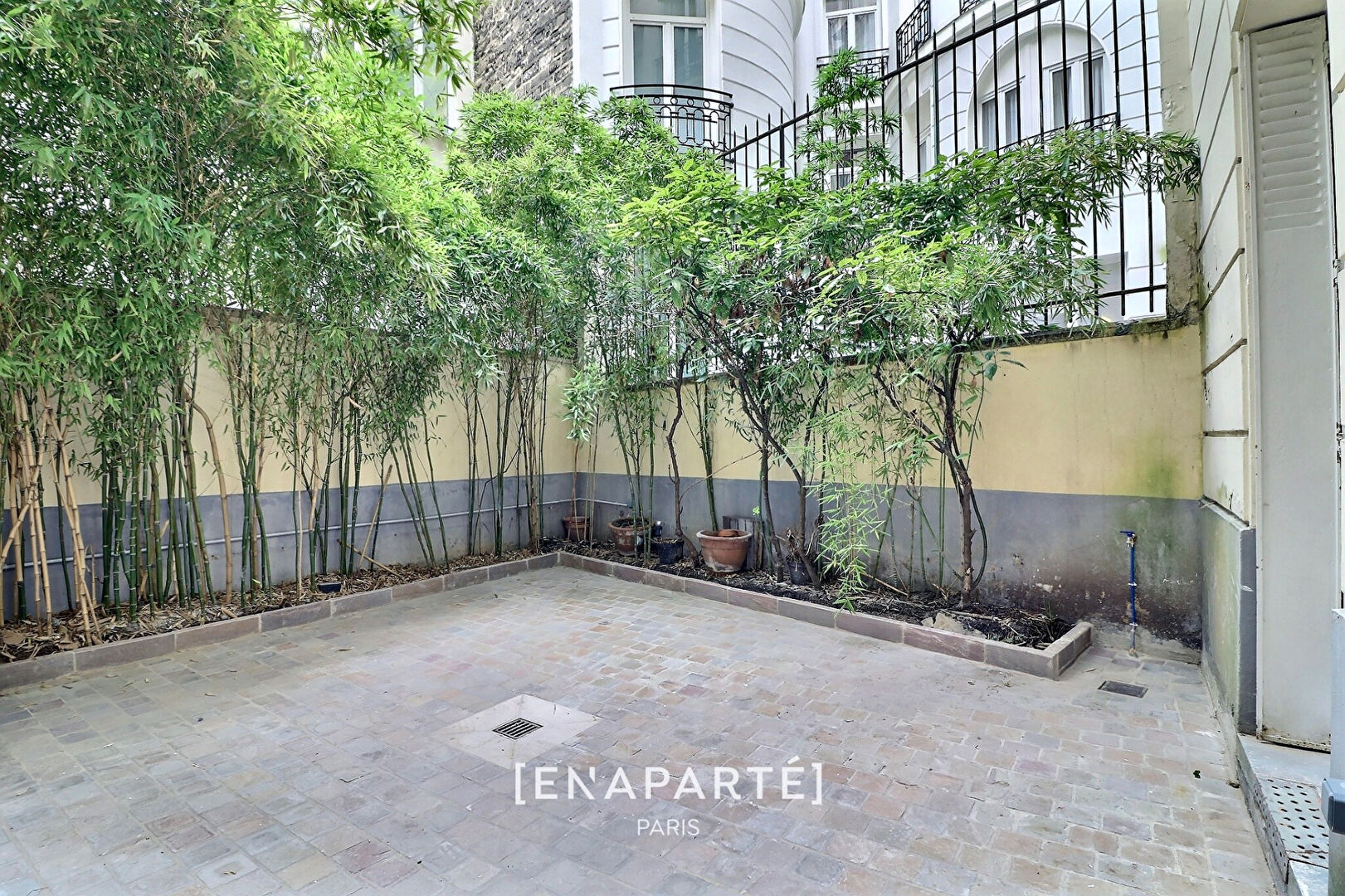 Photo A louer / 75008 / Rue Cambacérès -  Faubourg Saint-Honoré - Élysée / 4 Pièces /  Grande terrasse - Charme de l'ancien - Au calme absolu image 6/6