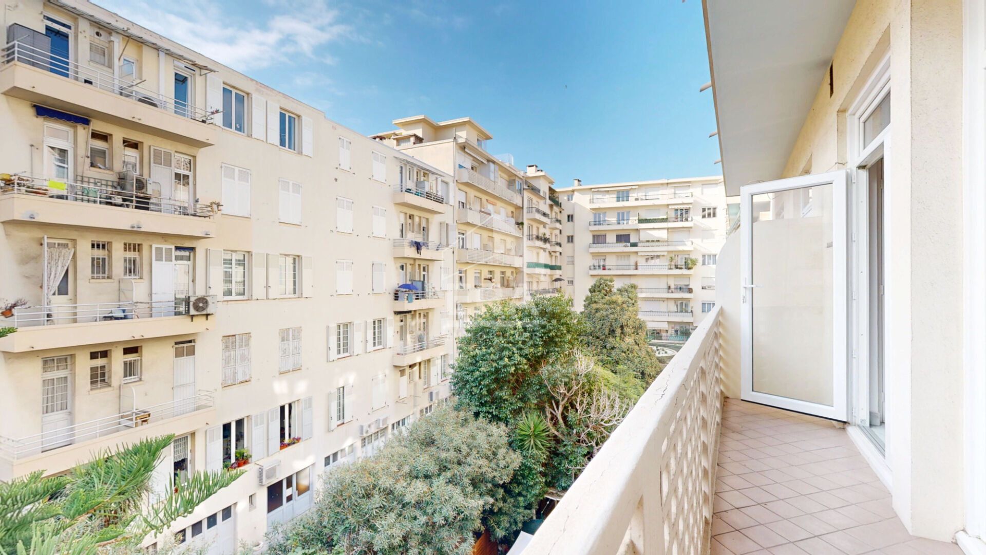 NICE - FLEURS : JOLI F1 AVEC BALCON AU CALME