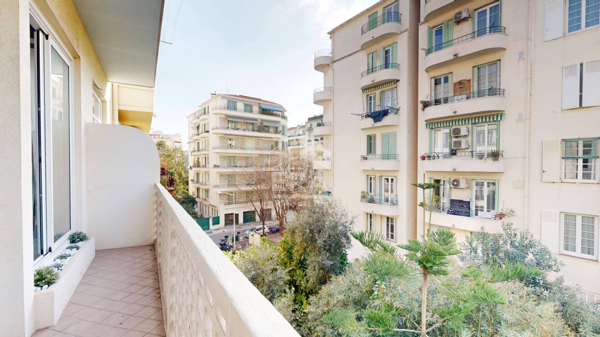 Photo NICE - FLEURS : JOLI F1 AVEC BALCON AU CALME image 2/6