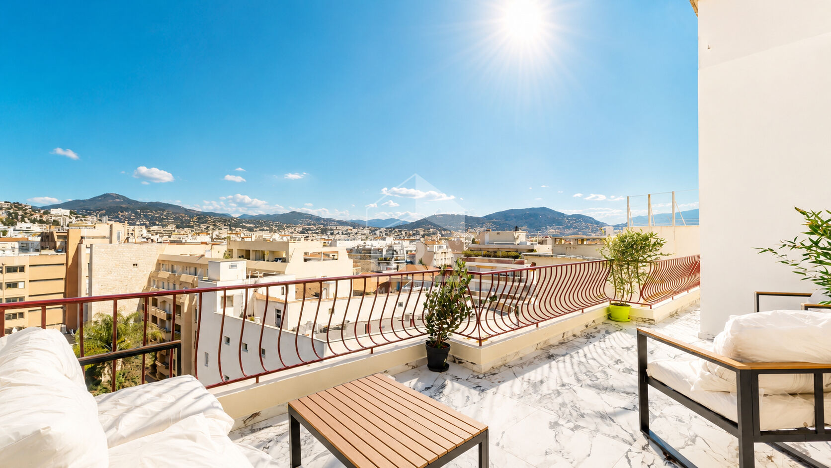 NICE - BAS BAUMETTES : MAGNIFIQUE 3 PIÈCES EN DERNIER ÉTAGE AVEC GRANDE TERRASSE