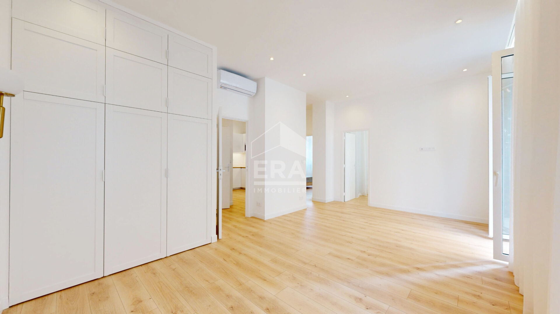 Photo NICE - FLEURS : EN DERNIER ÉTAGE, JOLI 3/4 PIÈCES TRAVERSANT AVEC BALCON AU CALME image 3/6