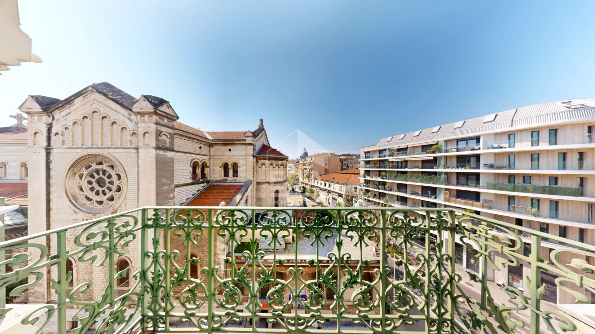 NICE - CARRÉ D'OR : A 100 MÈTRES DU FAMEUX HÔTEL NEGRESCO ,JOLI 3 PIÈCES TRAVERSANT AVEC BALCON PROCHE MER