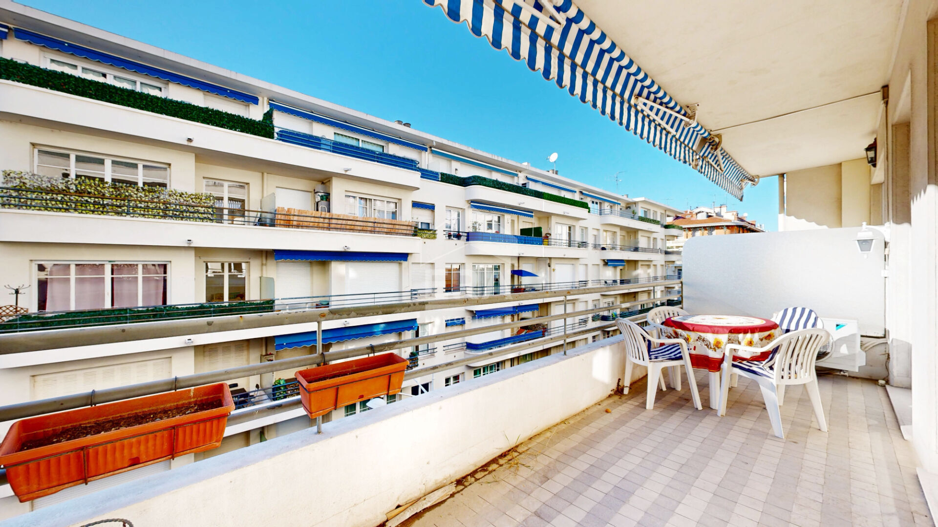 NICE - CARRÉ D'OR / SQUARE ROYAL : JOLI 2 PIÈCES AVEC TERRASSE EXPOSÉE SUD/OUEST