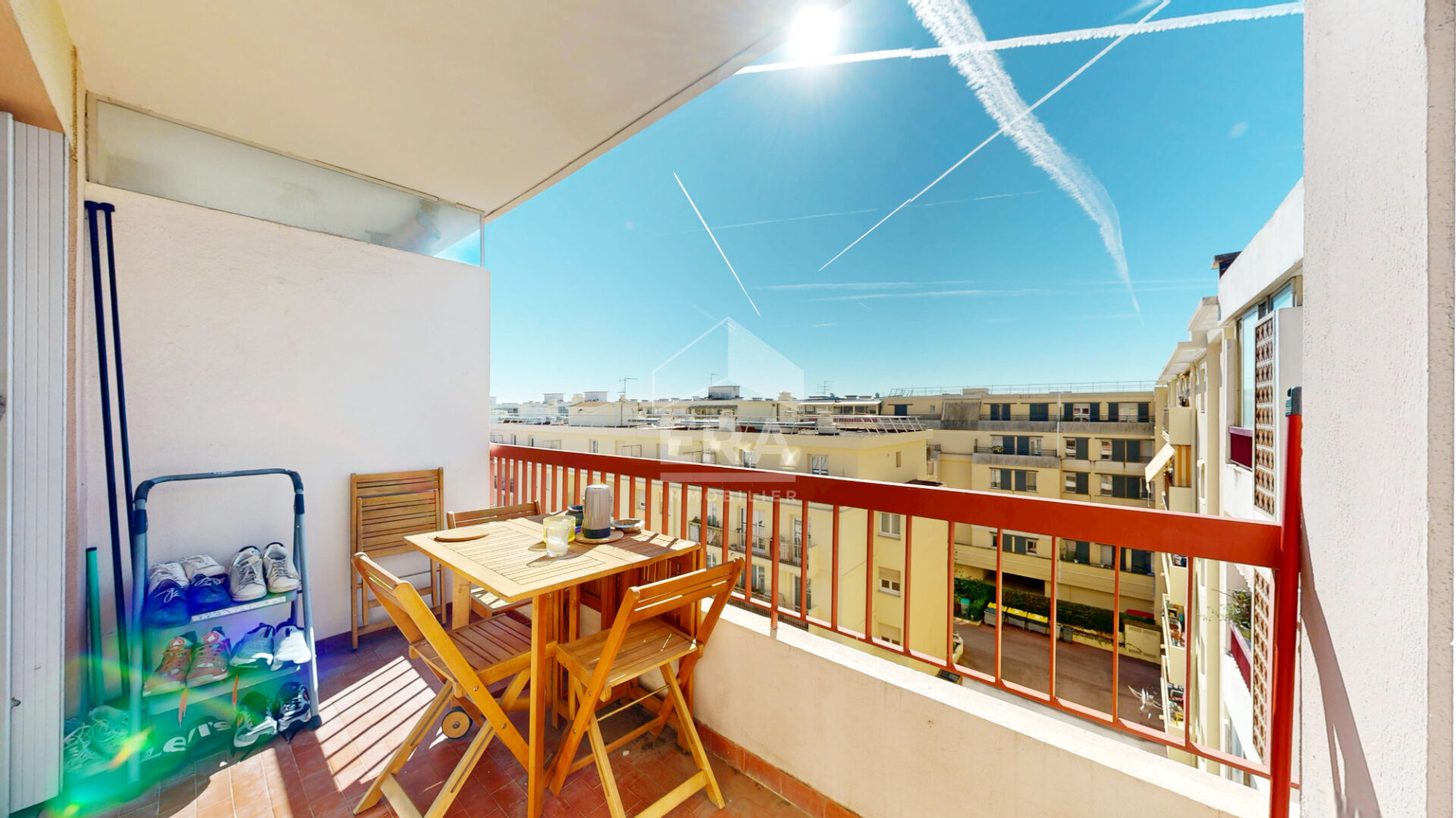 SAINT-LAURENT-DU-VAR - CENTRE-VILLE : F1 EN DERNIER ÉTAGE AVEC TERRASSE ET PARKING