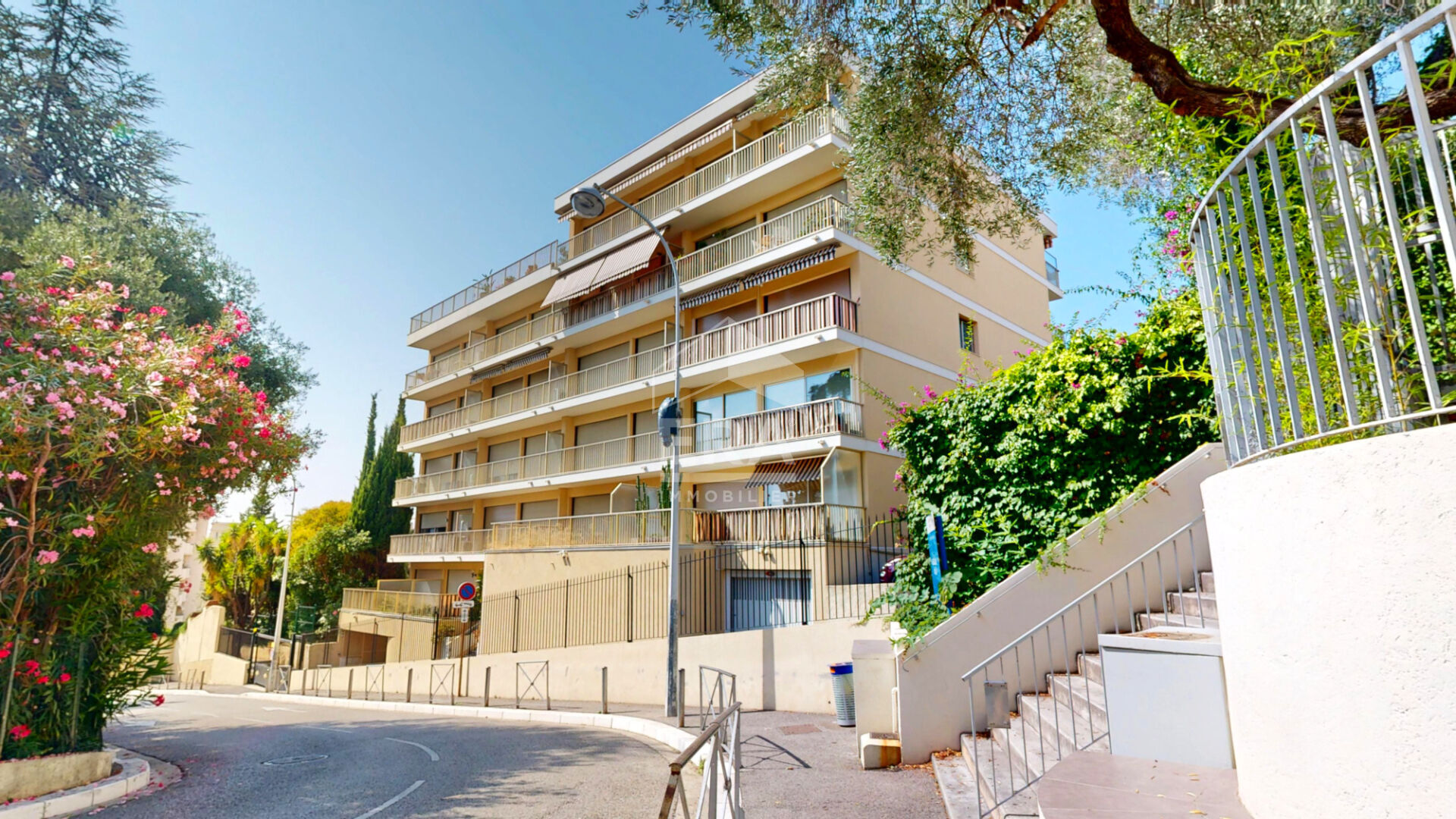NICE - RUE DE FRANCE : SUPERBE 3 PIÈCES AVEC TERRASSE, BALCON, GARAGE, PARKING ET CAVE