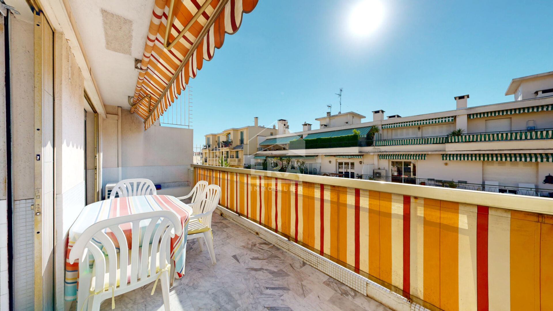 NICE - FLEURS : JOLI 2 PIÈCES TRAVERSANT AVEC UNE BELLE TERRASSE ET BALCON