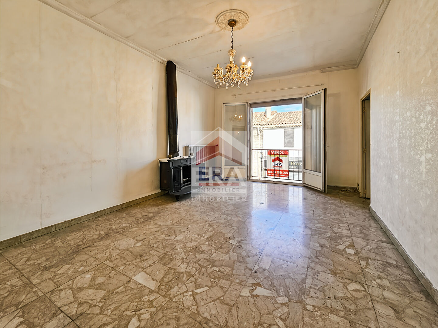 Les Pennes Mirabeau Immeuble R+1 de 156 m2 + garage  35 m2