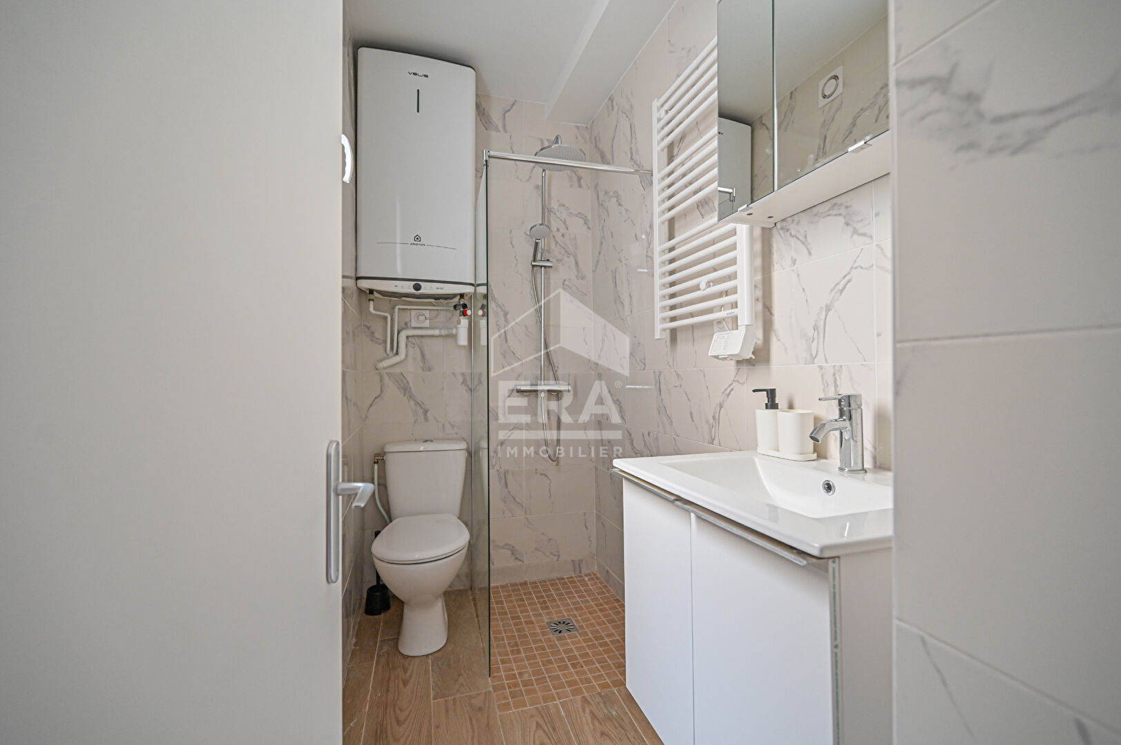 Photo Charmant studio meublé, Passage Moncey image 4/4