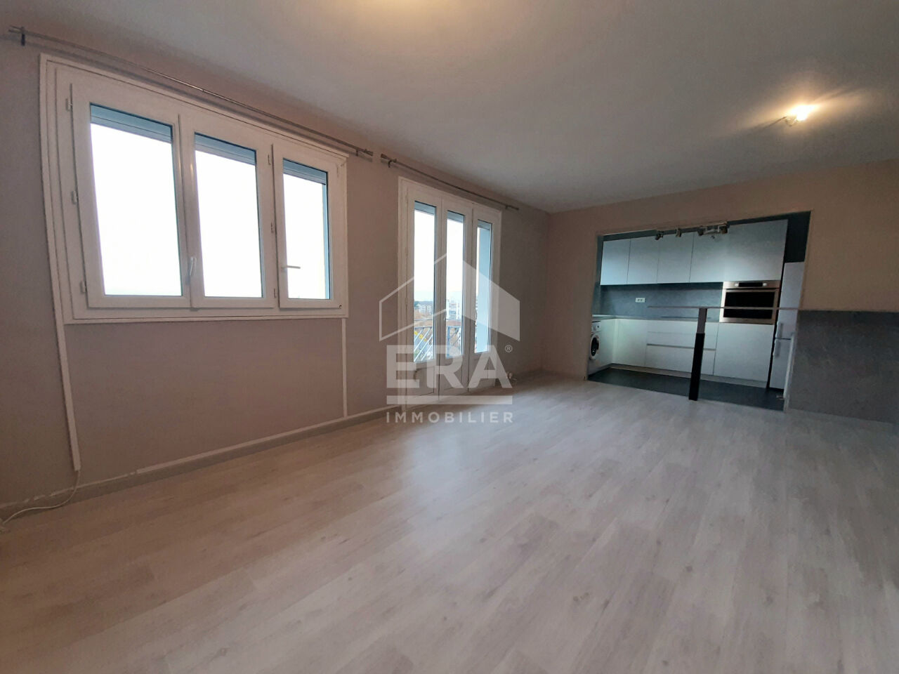 LOCATION MEUBLEE - PAU - T2 de 52 m² avec place de parking et balcon