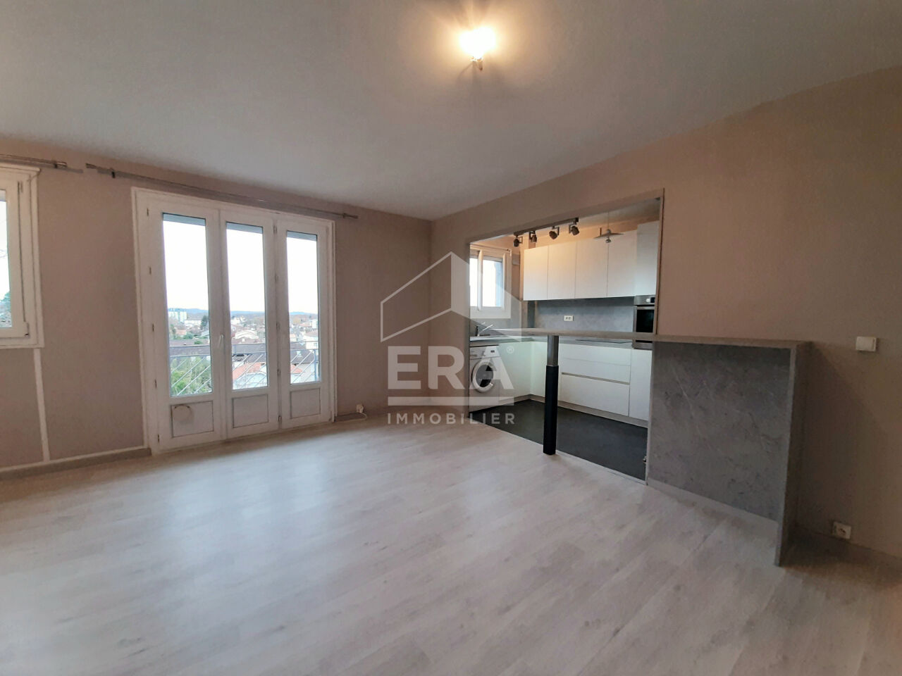 Photo LOCATION MEUBLEE - PAU - T2 de 52 m² avec place de parking et balcon image 3/6