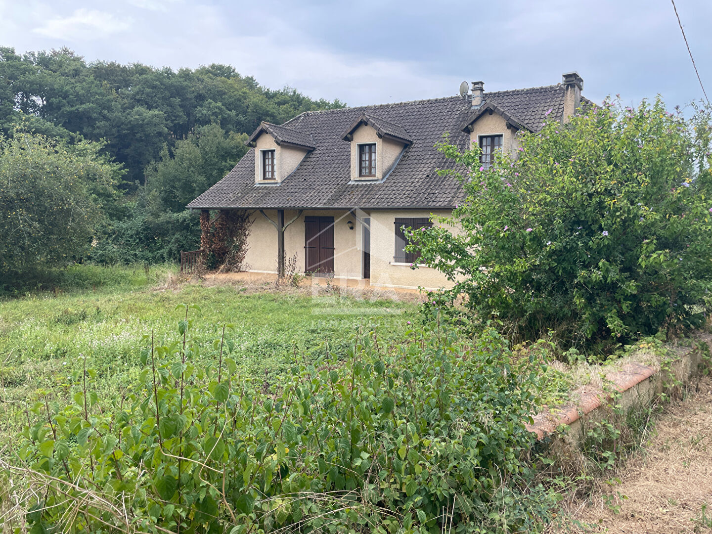 Maison de caractère à Malaussanne : 8 pièces, 220 m² sur terrain de 4 110 m²
