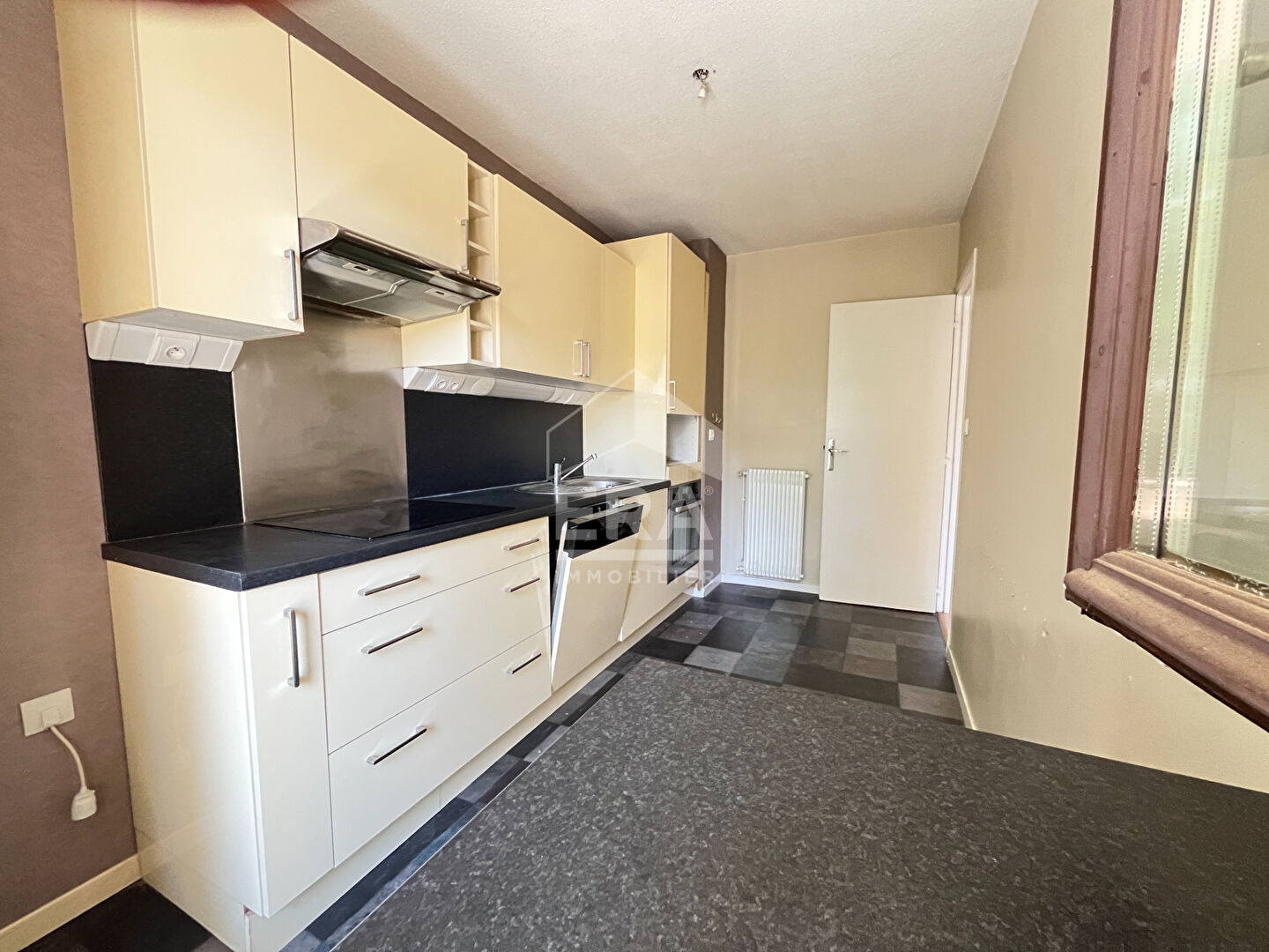 PAU : Appartement 2 pièces avec parking et cave