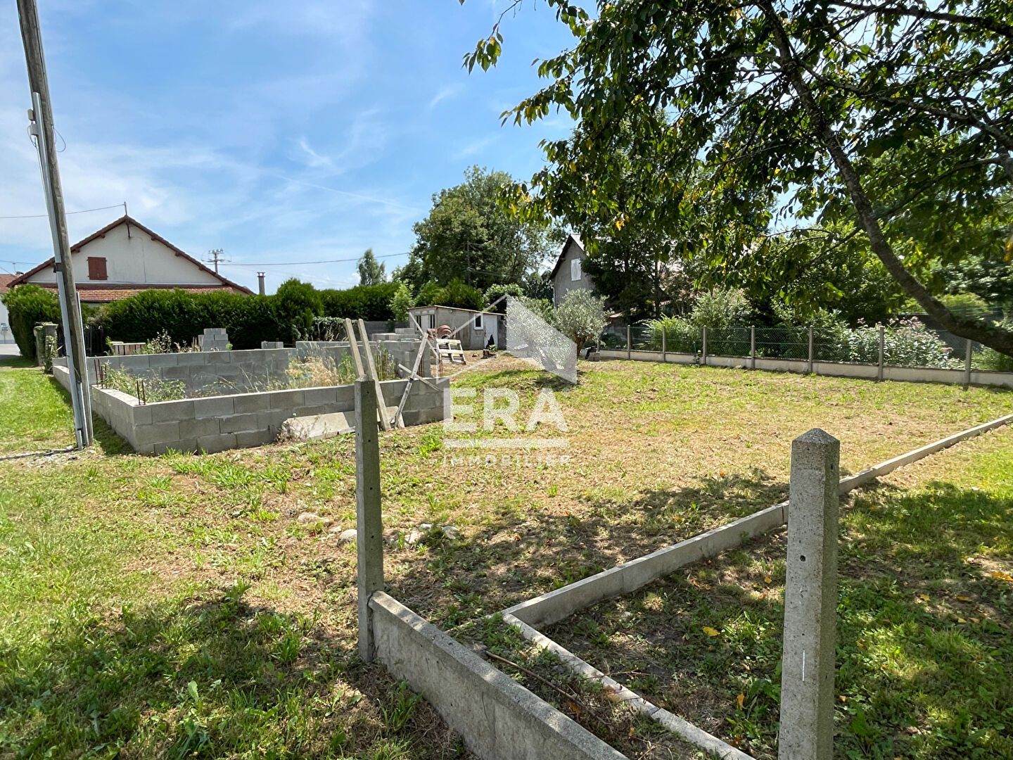 Photo LIVRON : Terrain de 1 074 m² constructible (fondations) image 3/4