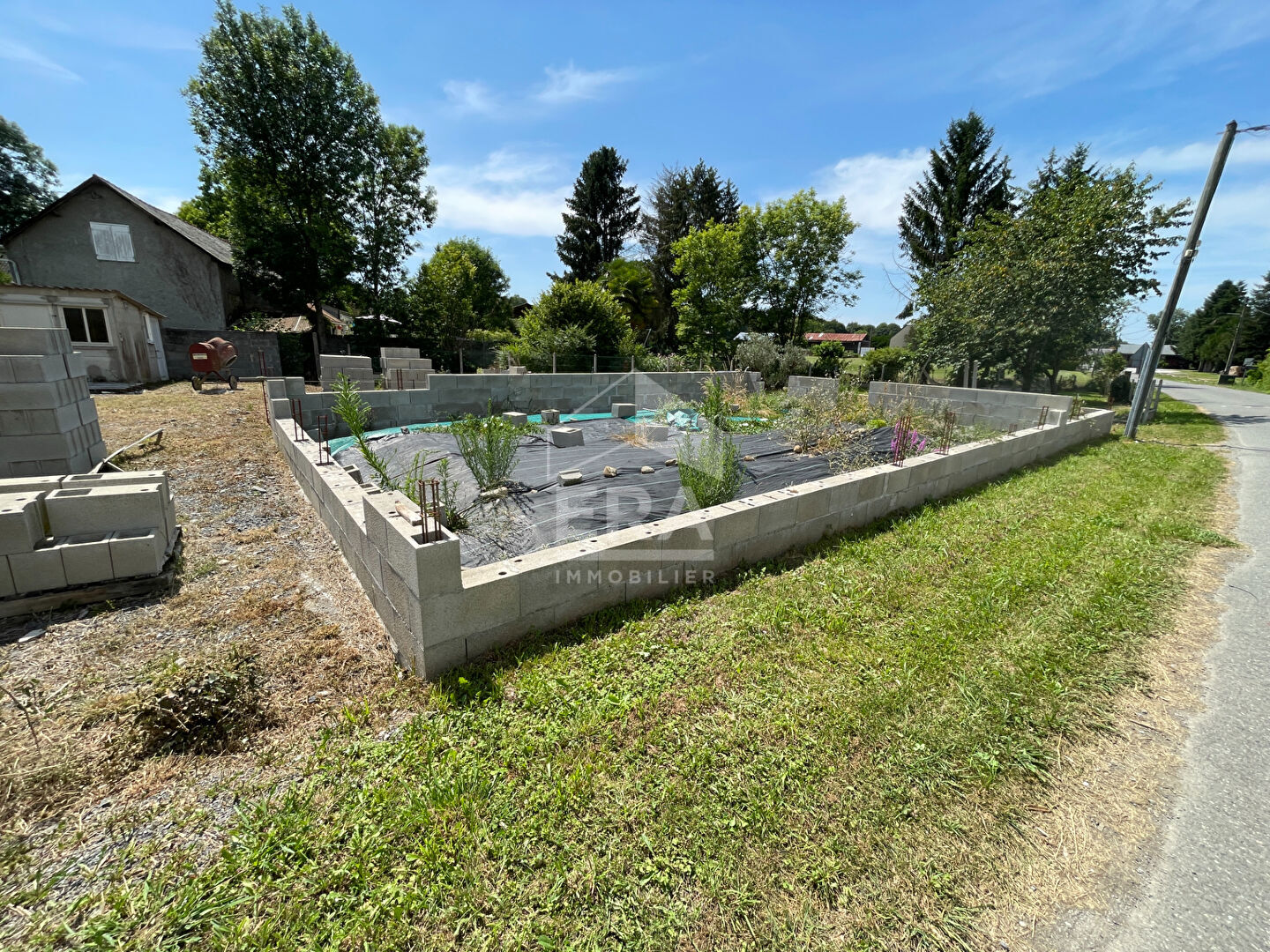 Photo LIVRON : Terrain de 1 074 m² constructible (fondations) image 4/4