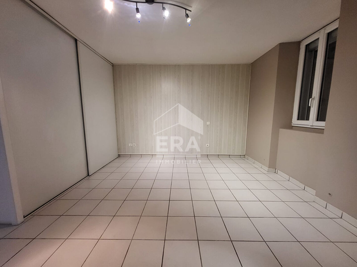 Photo À VENDRE : Appartement T2 de 44,11 m² avec Terrasse Privative et Cellier image 5/5