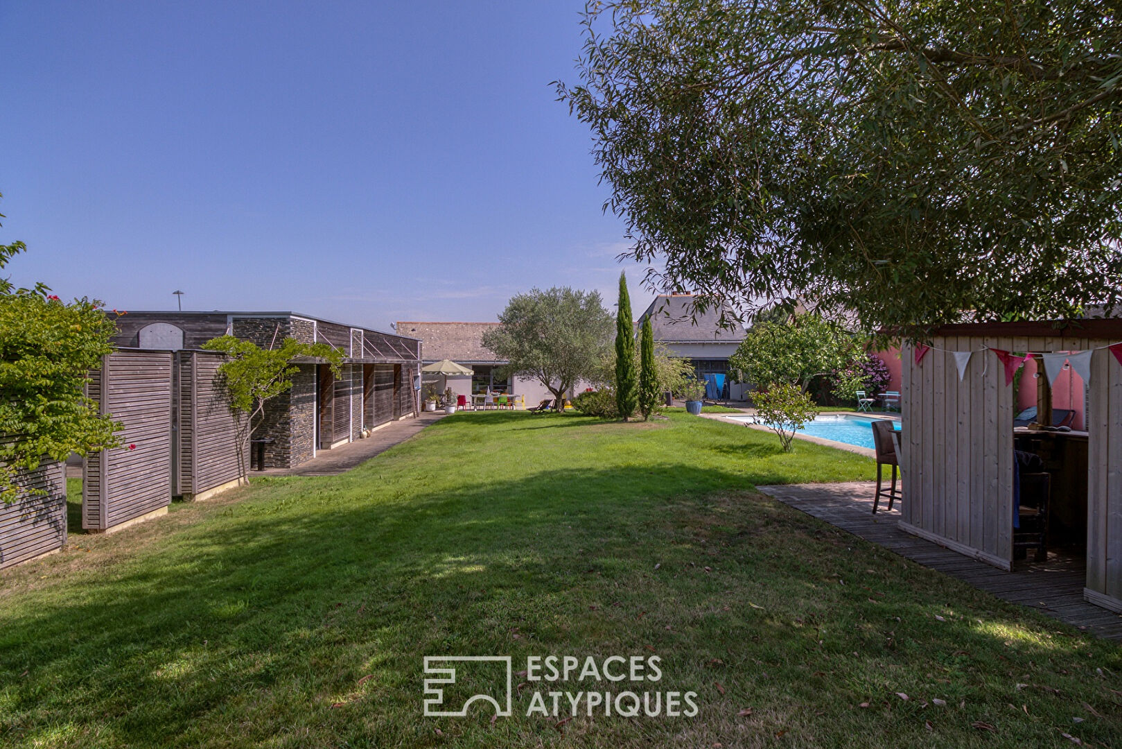 Photo L'incontournable propriété de charme dans son jardin image 2/6