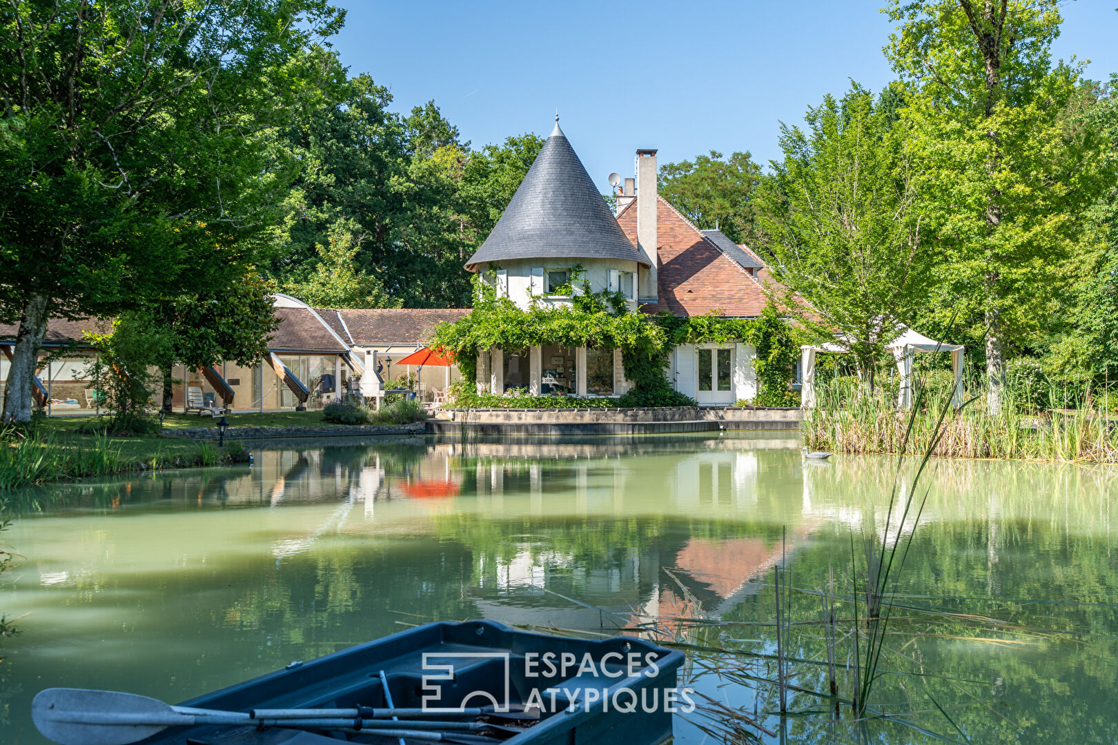 Photo Propriété féérique entre bois et eau image 1/6