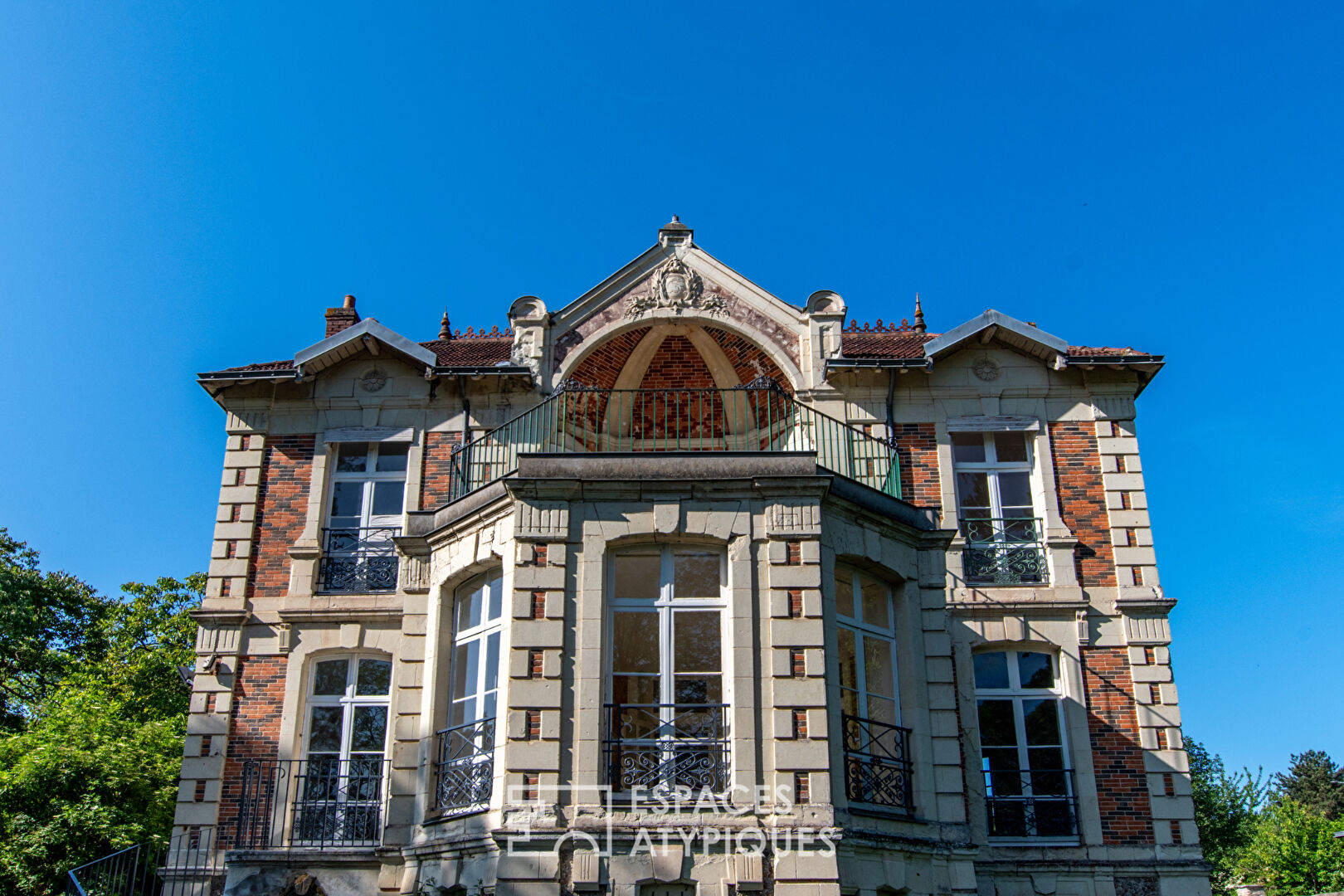 Photo Élégante maison de caractère avec vue sur parc image 1/6