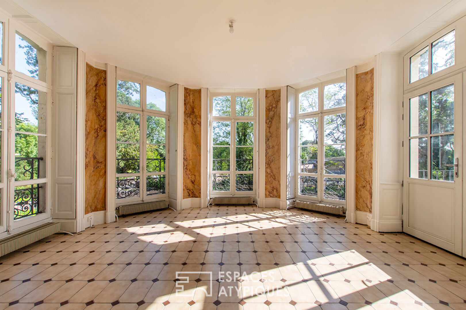 Photo Élégante maison de caractère avec vue sur parc image 2/6