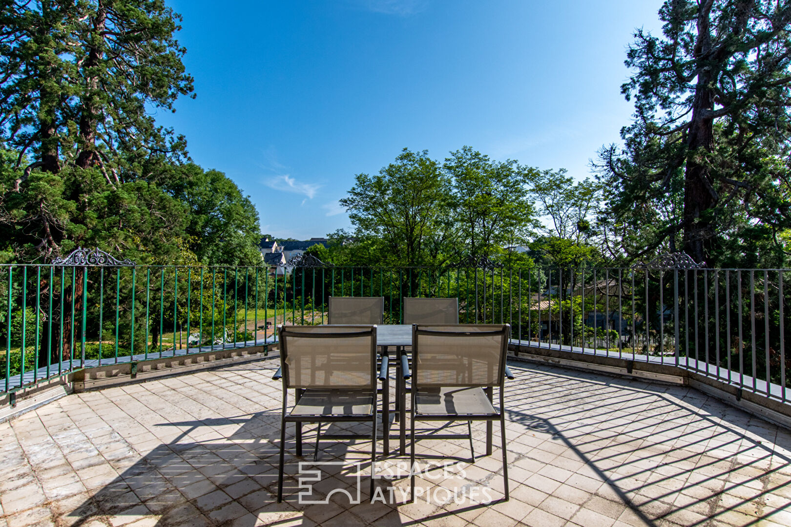 Photo Élégante maison de caractère avec vue sur parc image 3/6