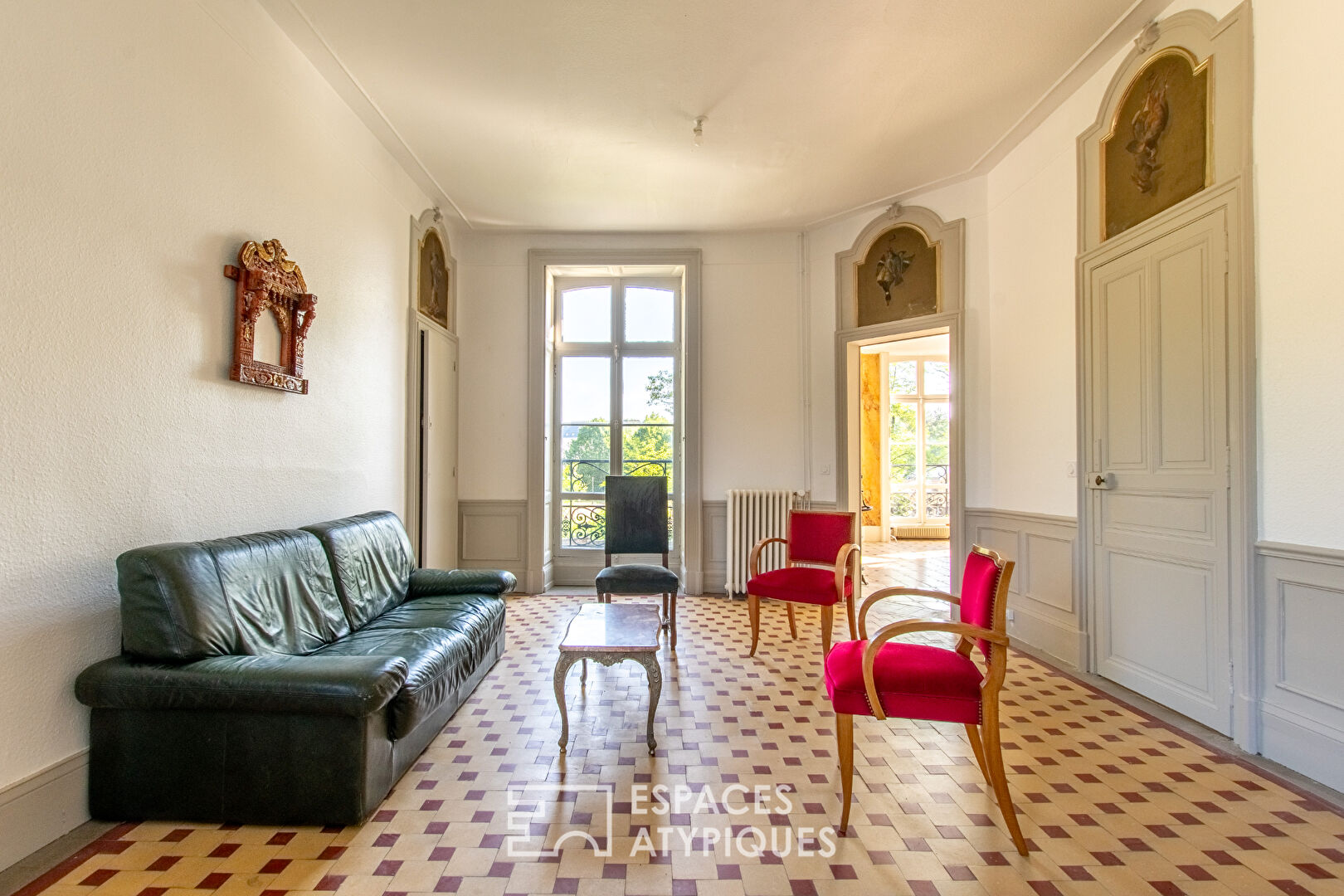 Photo Élégante maison de caractère avec vue sur parc image 4/6