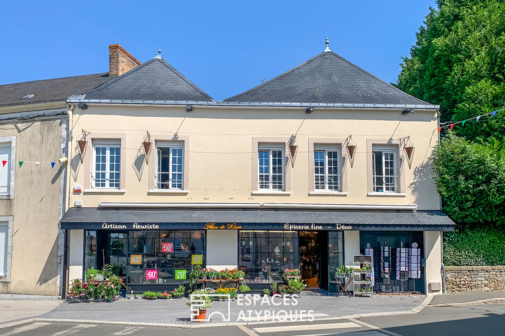 Immeuble avec local commercial et grand appartement duplex