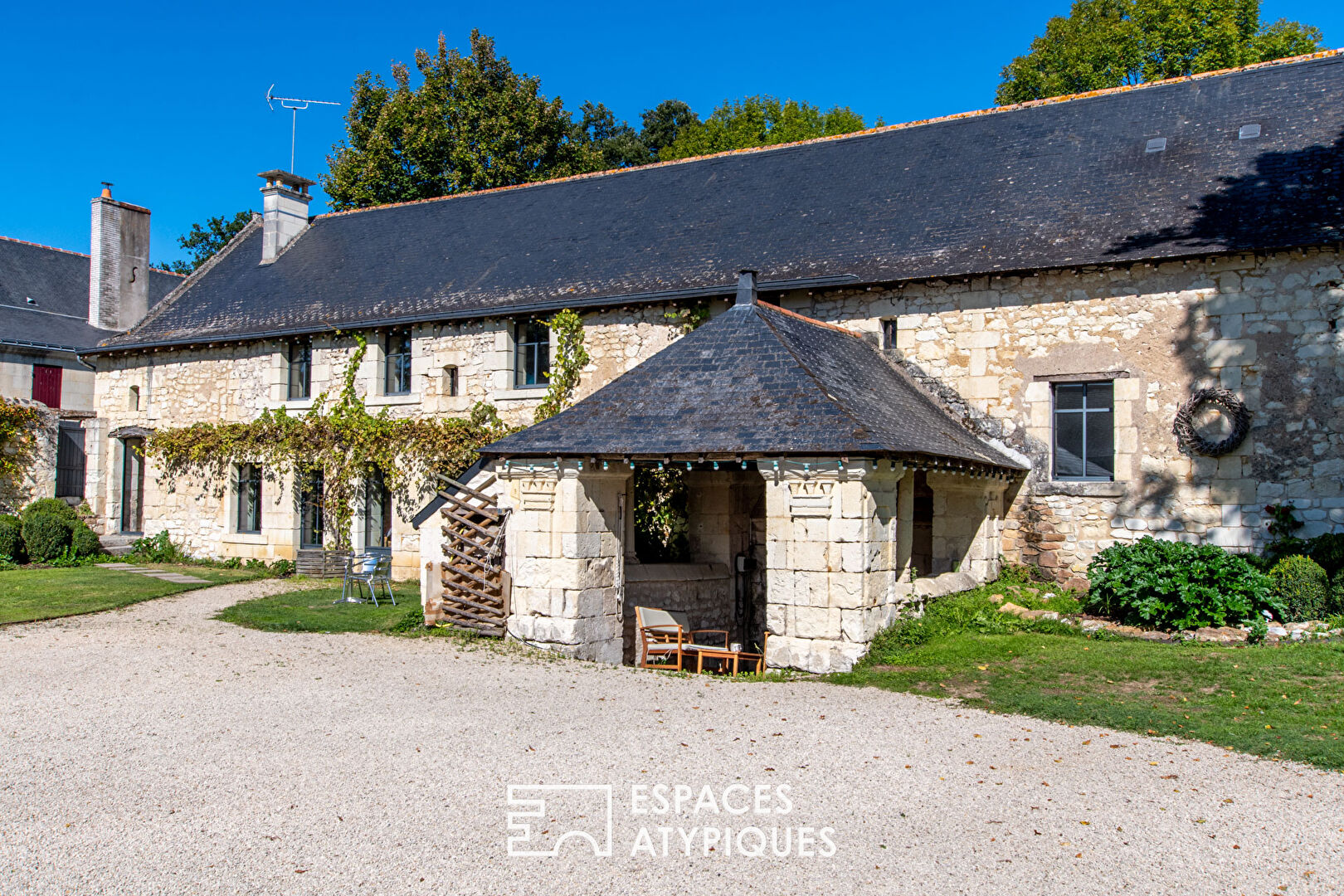 Photo Prestigieuse dépendance de château image 1/6