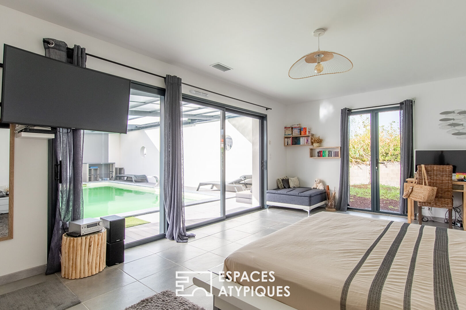 Photo Villa d'architecte avec piscine, volumes généreux et vie de plain-pied image 3/4