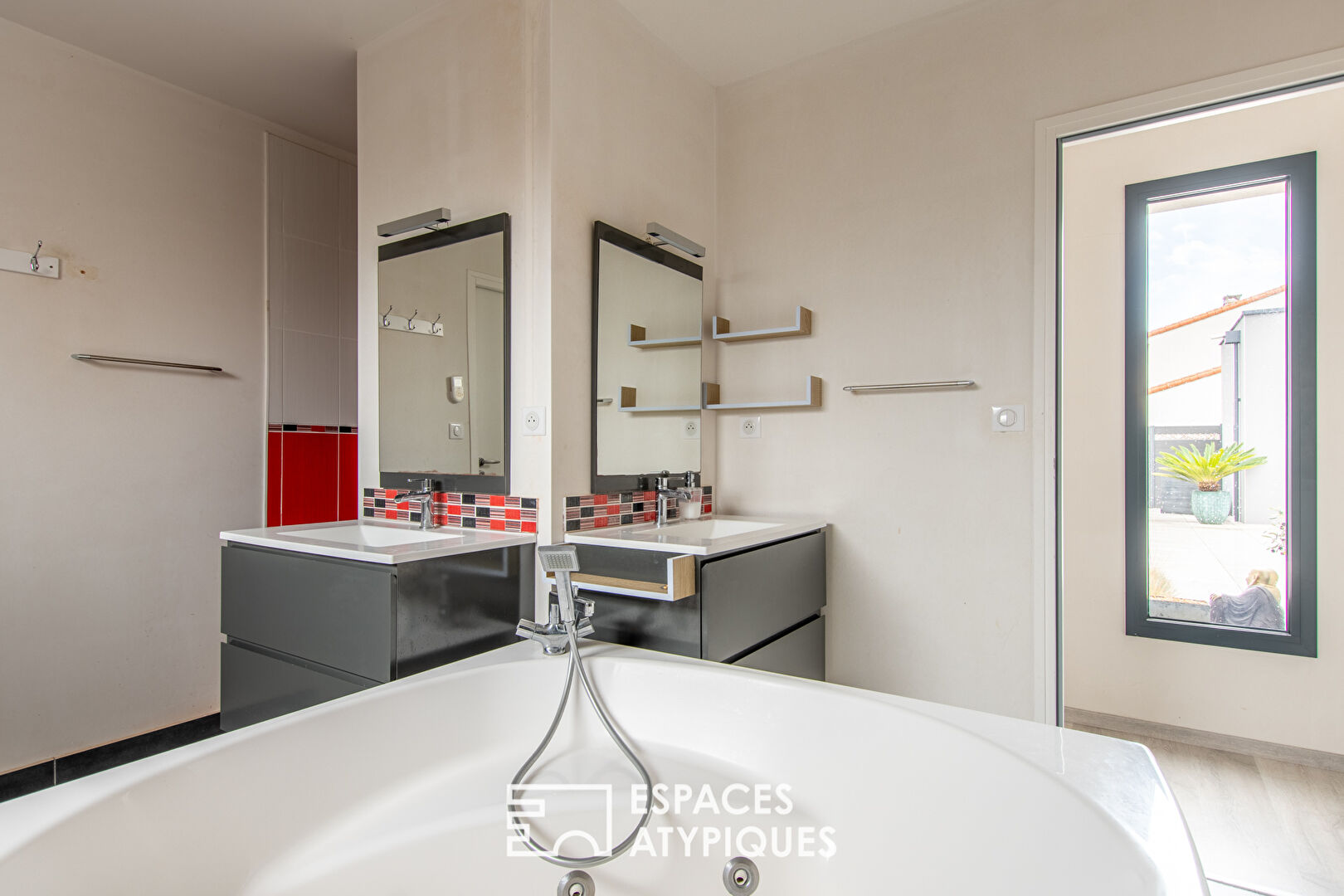 Photo Villa d'architecte avec piscine, volumes généreux et vie de plain-pied image 4/4