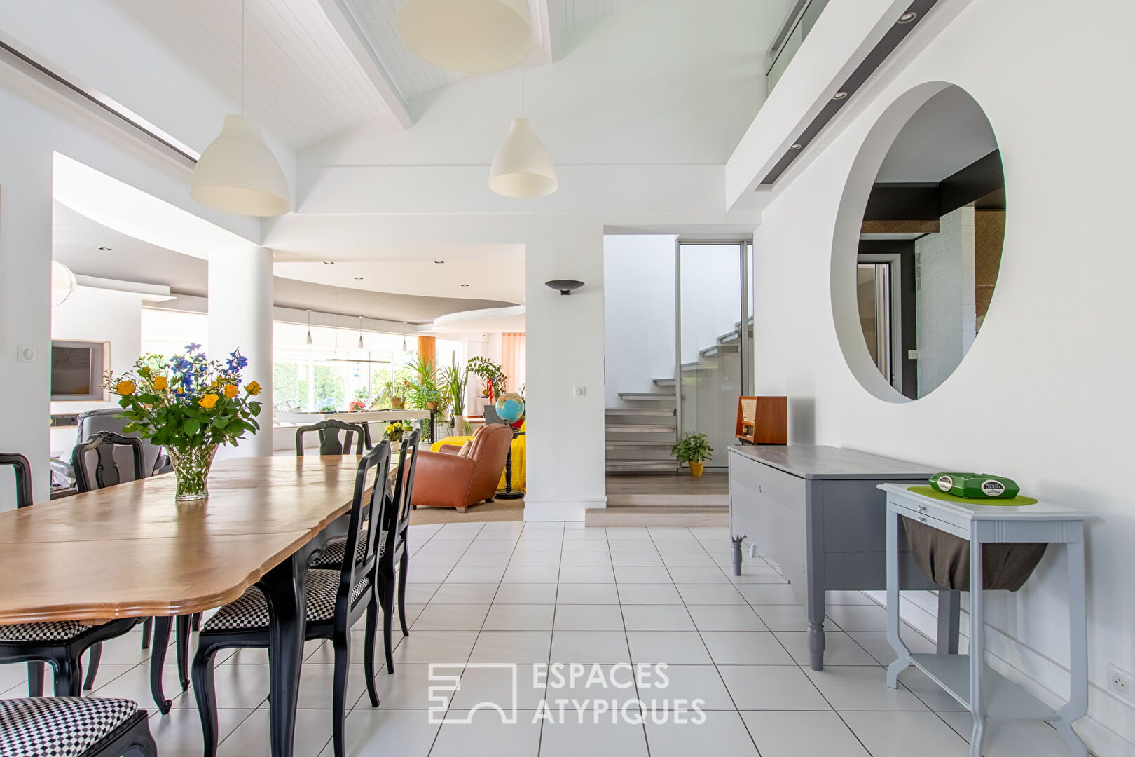 Elégante contemporaine avec piscine intérieur