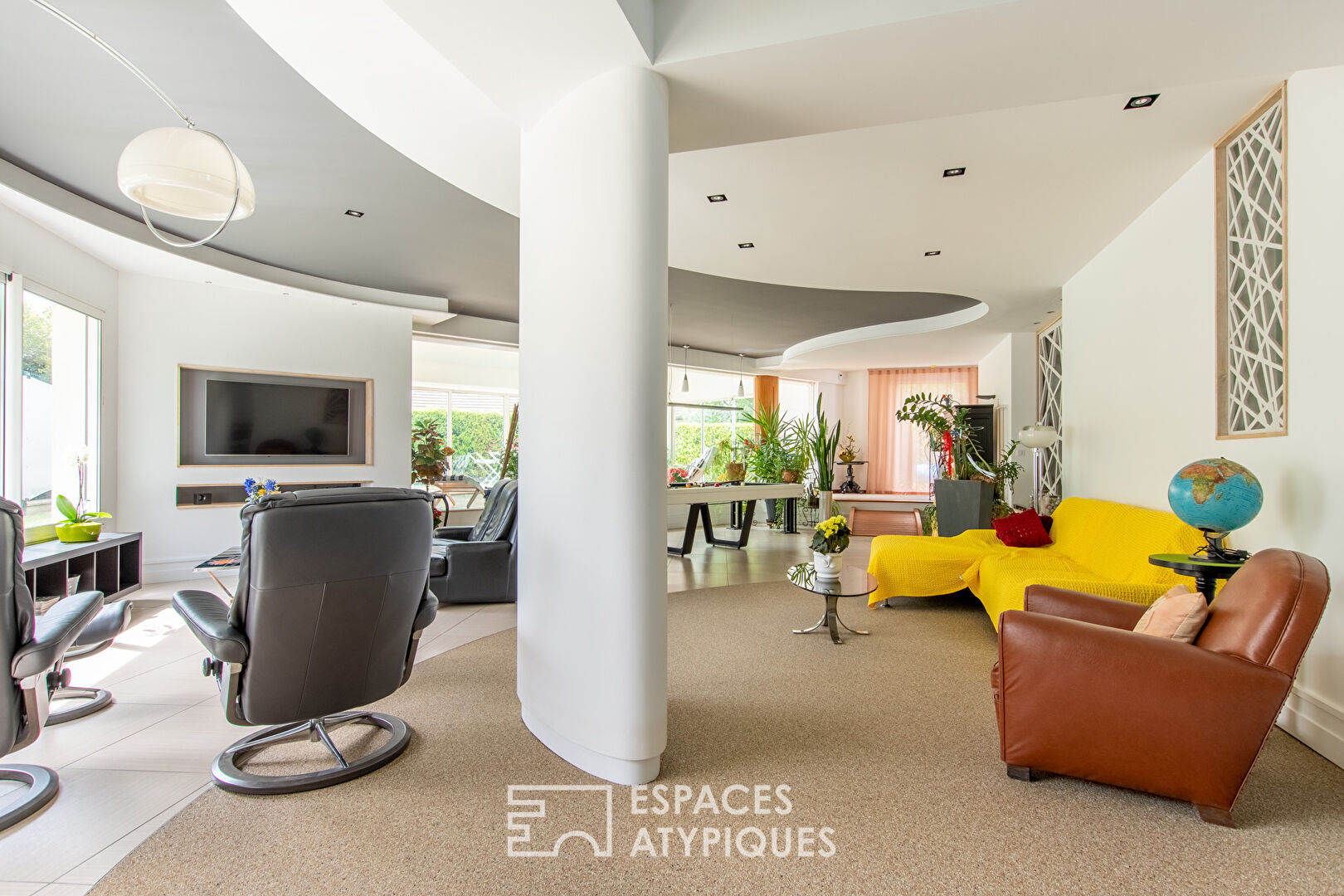 Photo Elégante contemporaine avec piscine intérieur image 2/6