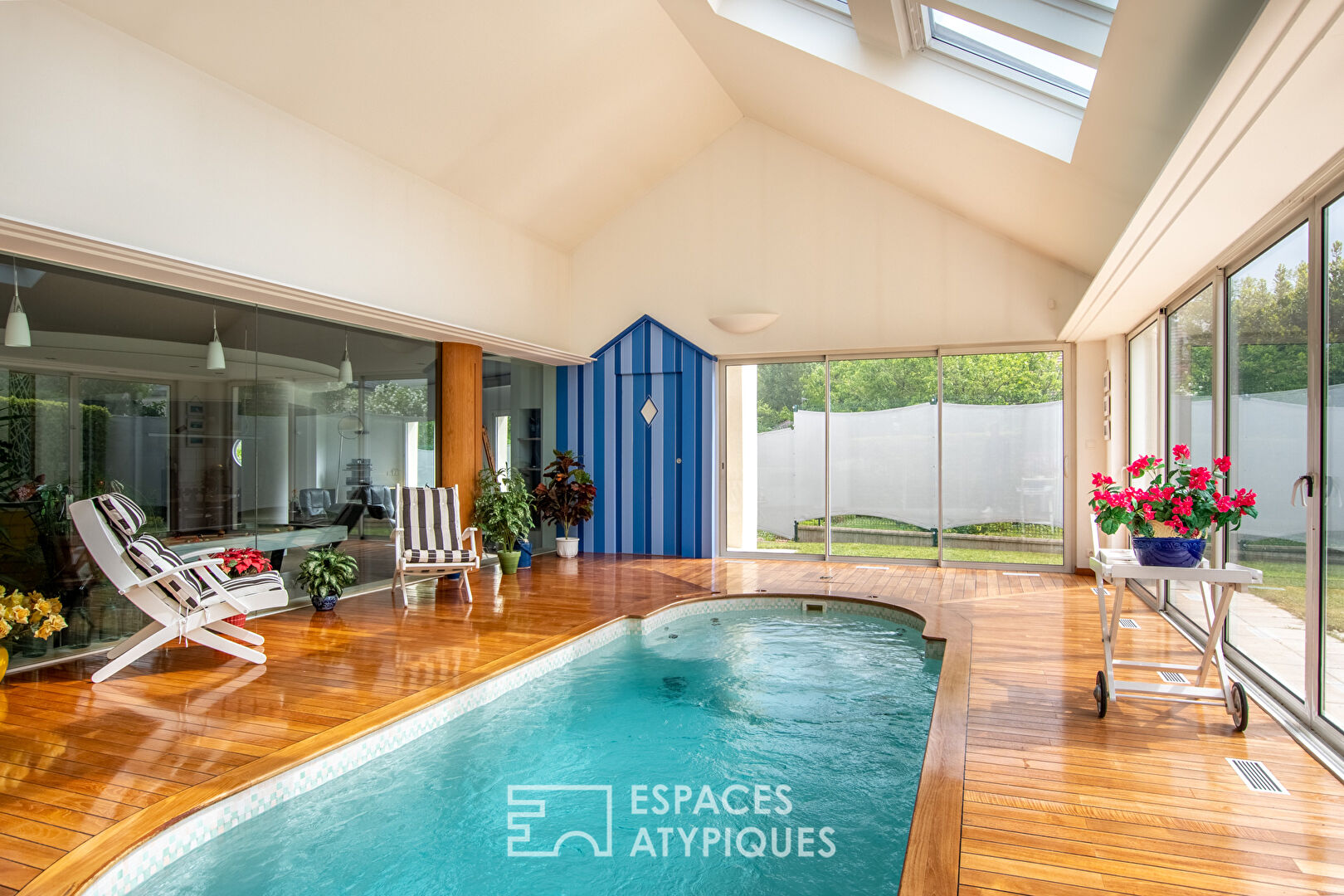 Photo Elégante contemporaine avec piscine intérieur image 3/6