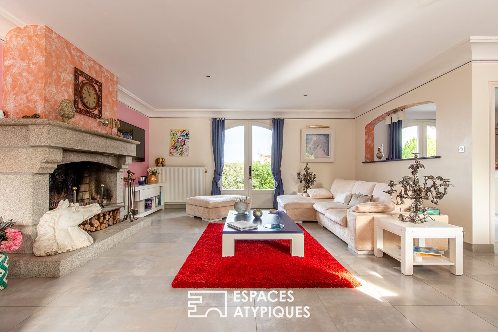 Photo Propriété avec piscine dans son parc paysagé image 2/6